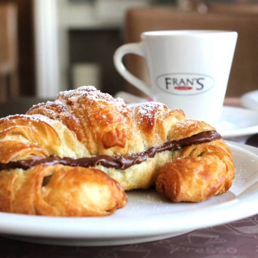 Croissant com creme de avelã por Fran's Café (Rodoviária)