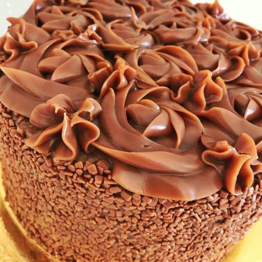Bolo De Brigadeiro com Rosas de Brigadeiro por Le Confetti Doceria Gourmet