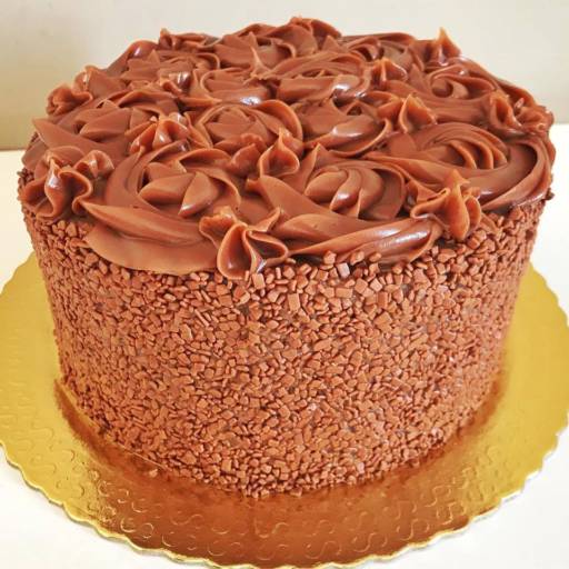 Bolo De Brigadeiro com Rosas de Brigadeiro por Le Confetti Doceria Gourmet
