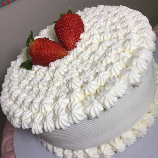 Bolo com Recheio de Ninho e Cobertura Chantininho por Le Confetti Doceria Gourmet