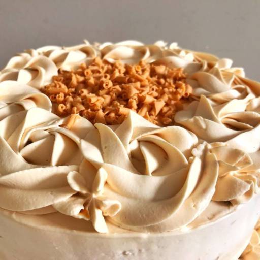 Bolo de Doce de Leite com Morango, cobertura de chantilly com doce de leite por Le Confetti Doceria Gourmet