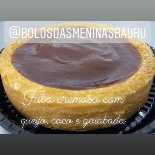 Bolo de Fuba Cremoso com Quiejo, Coco e Goiabada por Bolos das Meninas