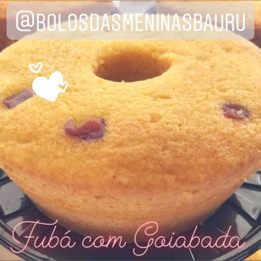 Bolo de Fubá com Goiabada por Bolos das Meninas