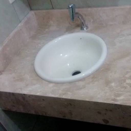 Lavatório de Mármore Travertino com Cuba redonda sobrepor branca