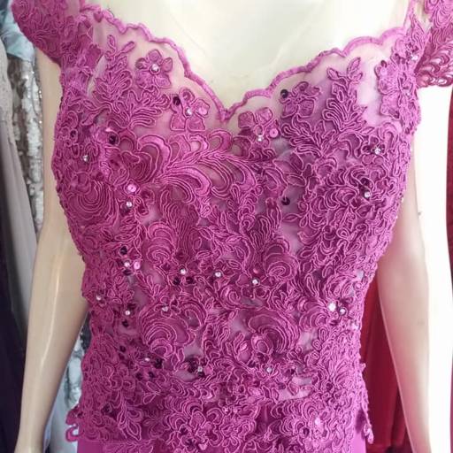 Comprar o produto de Vestido corpo bordado pink em Madrinhas pela empresa Vitória Noivas em Bauru, SP por Solutudo