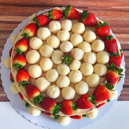 Bolo Red Velvet com Ninho por Le Confetti Doceria Gourmet