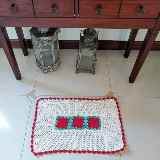 Tapete Vermelho e Cru por Artesanato da Claudinha 