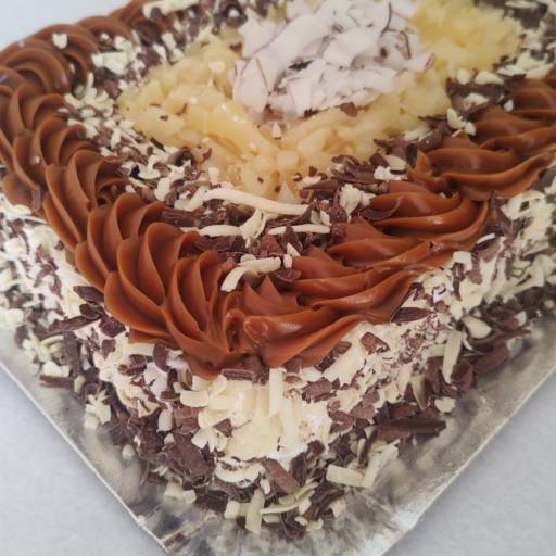 Bolo confeitado (kg) em Jundiaí, SP por Dillana Salgateria & Confeitaria Bolo confeitado (kg) em Jundiaí, SP por Dillana Salgateria & Confeitaria