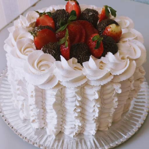 Bolo confeitado (kg) em Jundiaí, SP por Dillana Salgateria & Confeitaria Bolo confeitado (kg) em Jundiaí, SP por Dillana Salgateria & Confeitaria