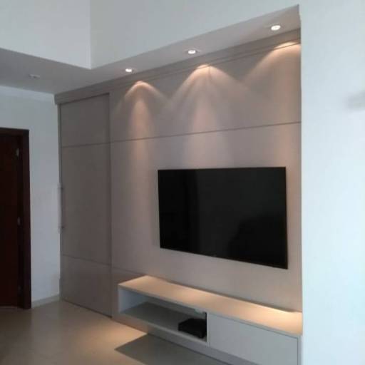 Painel para TV com Porta Camuflada por Graza Cozinhas e Armários