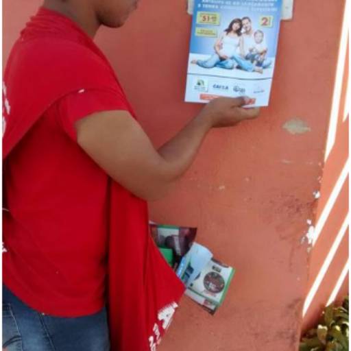 Entrega material impresso porta a porta