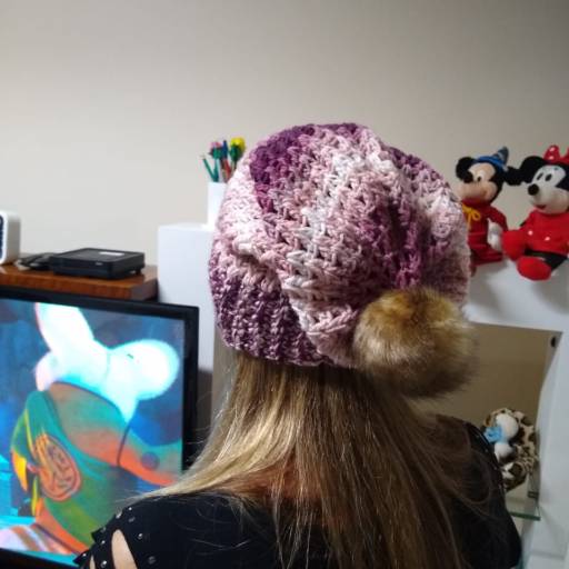 Touca Caída com Pompom por Dona Fá Bolsas, Artesanatos e Presentes