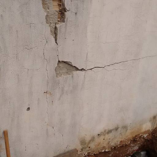 Reparo de trincas da parede da casa por Petrus Reforço de Fundações e Projetos