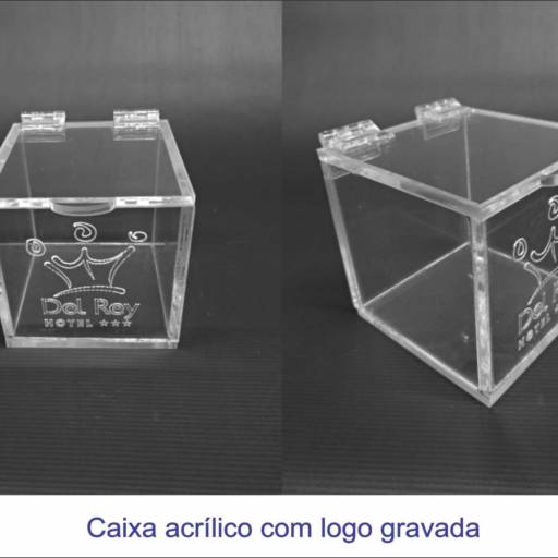 Caixa e acrílico com logo gravada por Allsigns Sinalização e Comunicação Visual