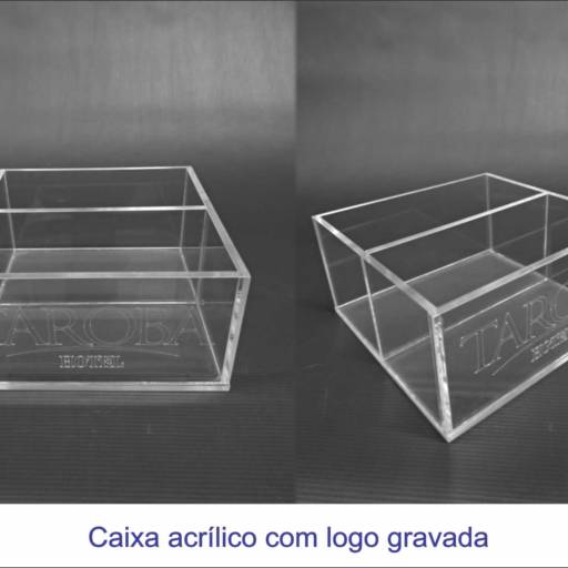 Caixa e acrílico com logo gravada por Allsigns Sinalização e Comunicação Visual