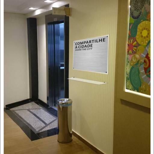 Placa em acrílico com adesivo aço escovado e espaçadores por Allsigns Sinalização e Comunicação Visual