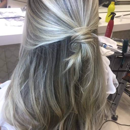 Hair contour loiro platinado raiz esfumada por Studio de Estética Beleza e Micropigmentação Adriana Gomes 