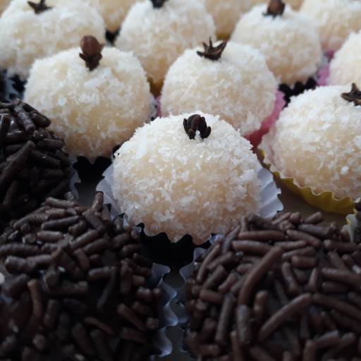 Cento de Doces Tradicionais - Sortidos em Foz do Iguaçu, PR por Dona Jujuba Doces e Salgados