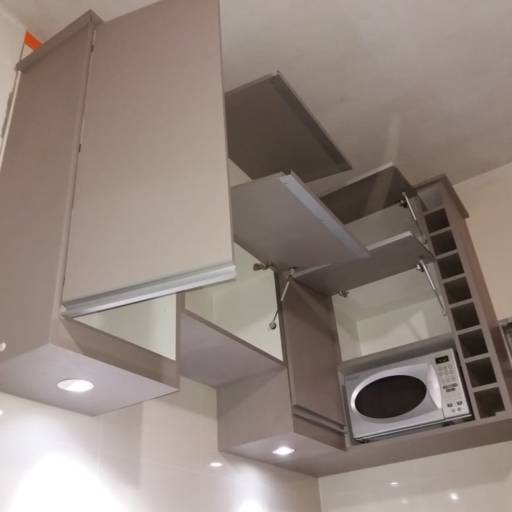 Cozinha planejada em MDF Duratex Gianduia, com iluminação em lâmpadas de led por Marcenaria Ebenezer