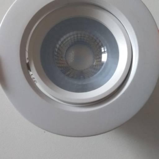 Cozinha planejada em MDF Duratex Gianduia, com iluminação em lâmpadas de led por Marcenaria Ebenezer