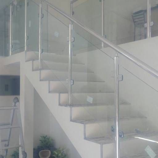 Escada com corrimão de vidro por Vidraçaria e Box Líder