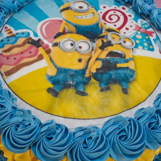 Bolo com Papel de Arroz  em Foz do Iguaçu, PR por Dona Jujuba Doces e Salgados