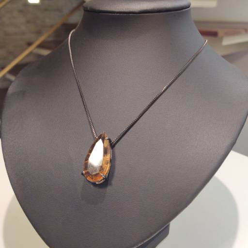 Colar Gota por Isa Araújo - Galeria Ponto Chic