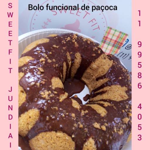 Bolo funcional de paçoca com cobertura de cacau por Sweet Fit Jundiaí