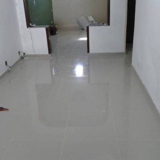 Acentamento de Pisos, Pastilha, azulejo e porcelanato. por Empreiteira Ariel