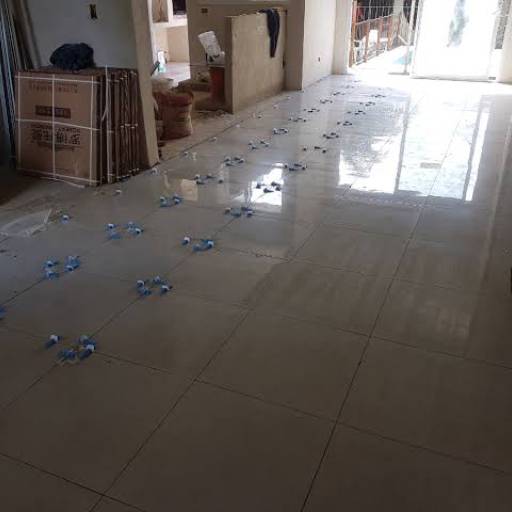 Acentamento de Pisos, Pastilha, azulejo e porcelanato. por Empreiteira Ariel