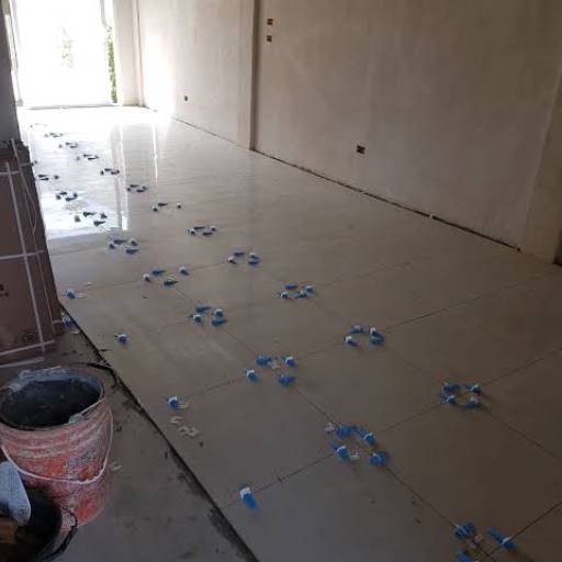 Acentamento de Pisos, Pastilha, azulejo e porcelanato. por Empreiteira Ariel