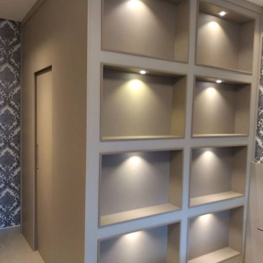 Closet com nichos iluminados por Evi Planejados 