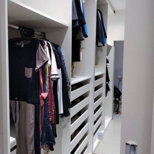 Closet com nichos iluminados por Evi Planejados 