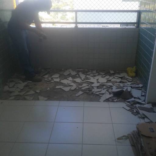 Demolições por A.J.R  Construções