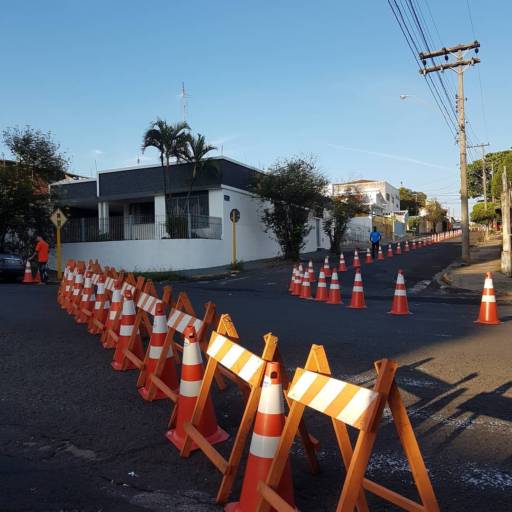 Cavaletes de trânsito e Cones