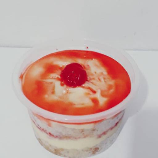 Bolo Branco com Brigadeiro de Leite Ninho e Cereja