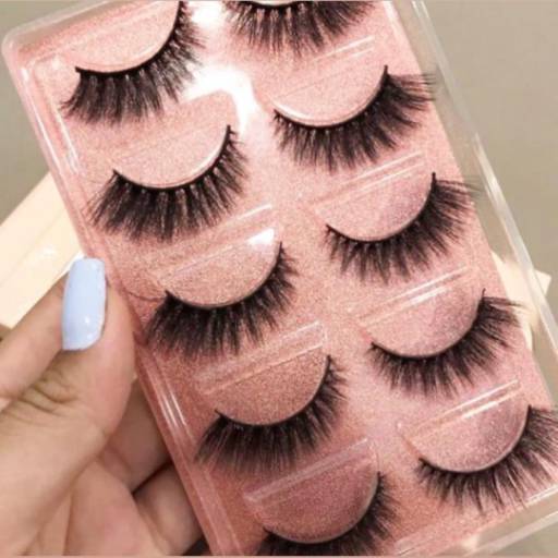 Cílios efeito 3D  por Mônika Pasquarelli Cosméticos