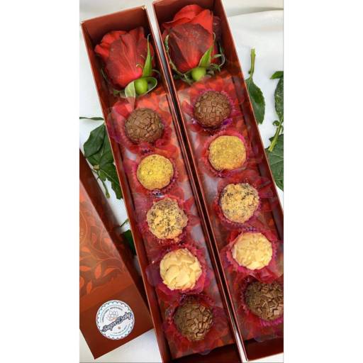 Caixa com brigadeiro e rosa por Sugar Baby Confeitaria Artesanal