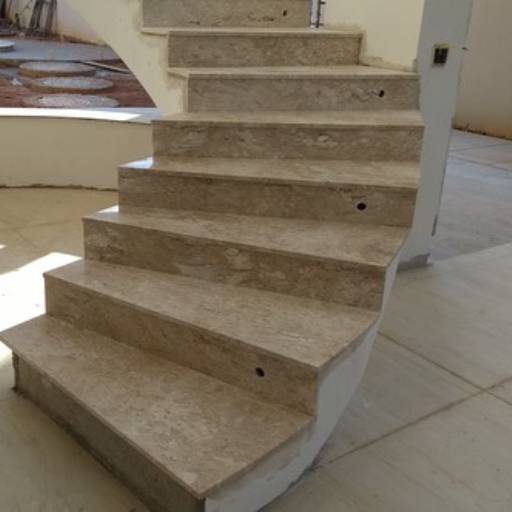 Revestimento de escada por Copedras Marmoraria