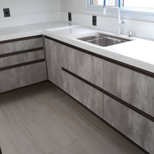 Cozinha em Quartzo Branco em Jundiaí, SP por Copedras Marmoraria