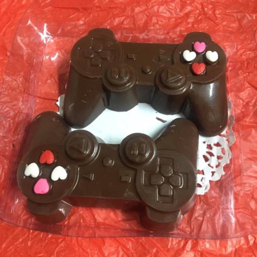 Caixa com 2 controles pequenos de chocolate ao leite em Bauru, SP por Delícias Demarchi