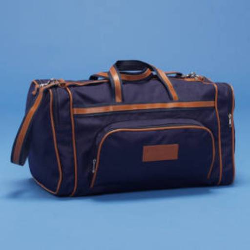 Bolsa de 48x28x28 em nylon 600, com detalhes em couro sintético, com bolso frontal e laterais, alça de mão e de ombro, fechamento zíper por MPB Brindes Promocionais