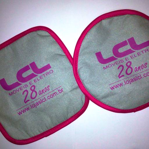 Apoio de panelas em tecido metalizado, viés colorido a escolher