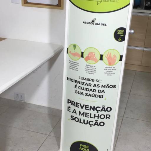 Totem para Aplicação de álcool em gel nas lojas por MPB Brindes Promocionais