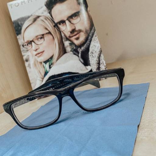 Comprar o produto de Óculos de Grau em Tommy Hilfiger pela empresa Ótica Especialista em Birigui, SP por Solutudo