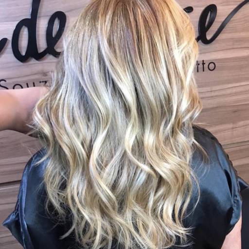 Mechas Douradas – Iluminação Natural e Sofisticação em Bauru por Vie de Luxe