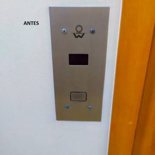 Antes e Depois - Botoeira de Andar de Vidro por Infinity Elevadores