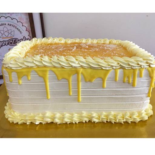 Bolo Mousse de Coco com Geléia de Abacaxi por Sugar Baby Confeitaria Artesanal