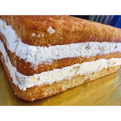 Bolo Mousse de Coco com Geléia de Abacaxi por Sugar Baby Confeitaria Artesanal