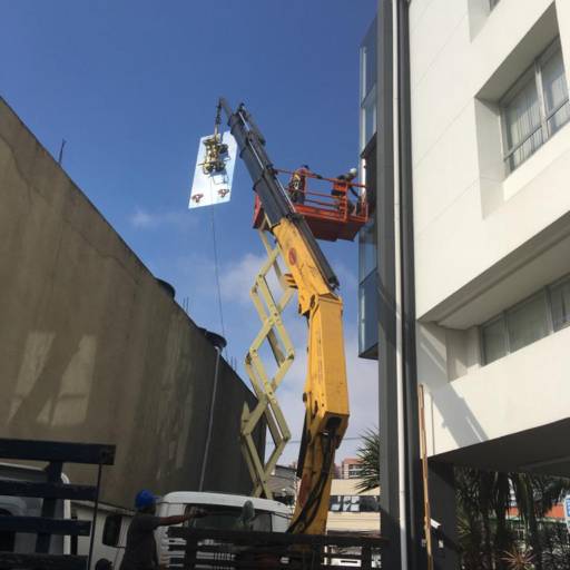 Serviços de Vedação de Vidros e Caixilhos em Altura